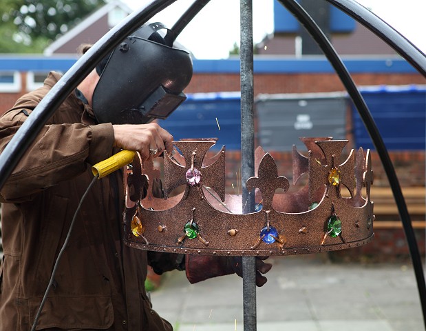 Wayne Chaisty working on the sculpture